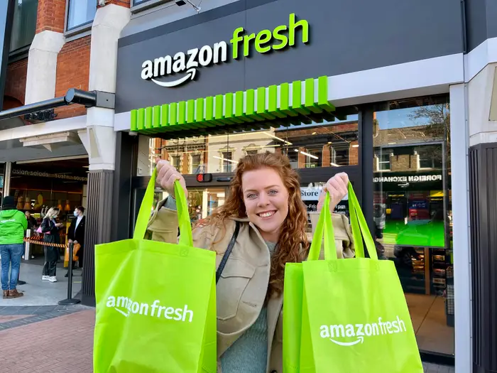 Mujer comprando en Amazon Fresh